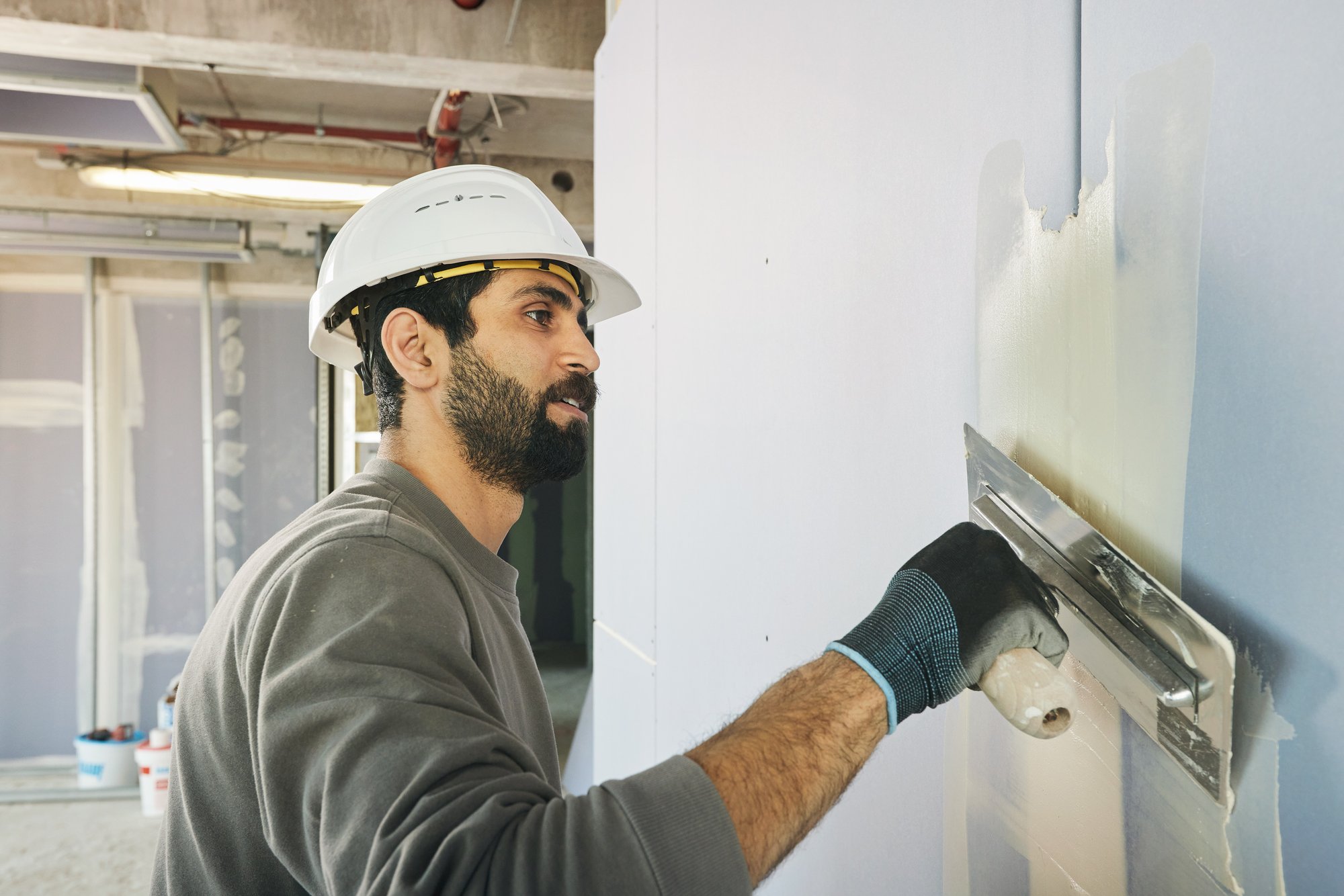 09_spackling_ii_worker_benniknauf_0377_d_web_srgb-1